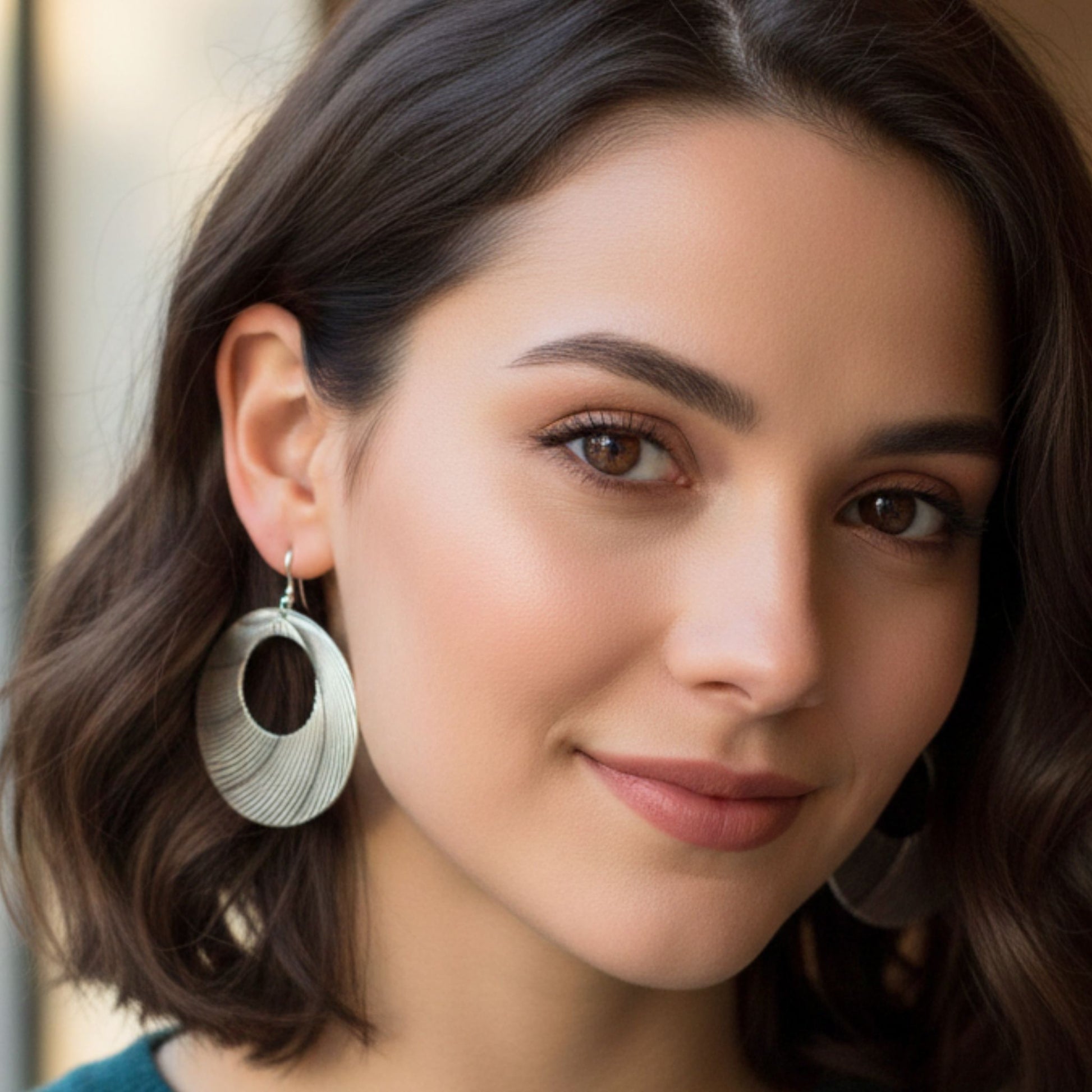 chica luciendo pendientes exclusivo volumen joyeria osnor zamak