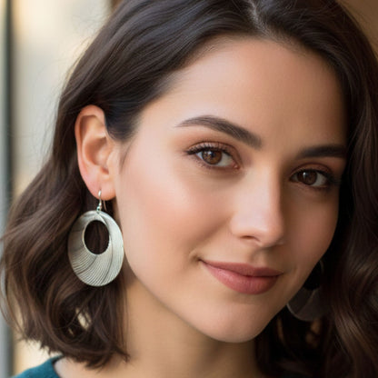 chica luciendo pendientes exclusivo volumen joyeria osnor zamak