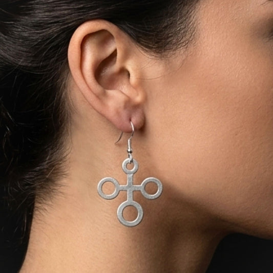 chica luciendo pendientes exclusivo joyeria osnor zamak