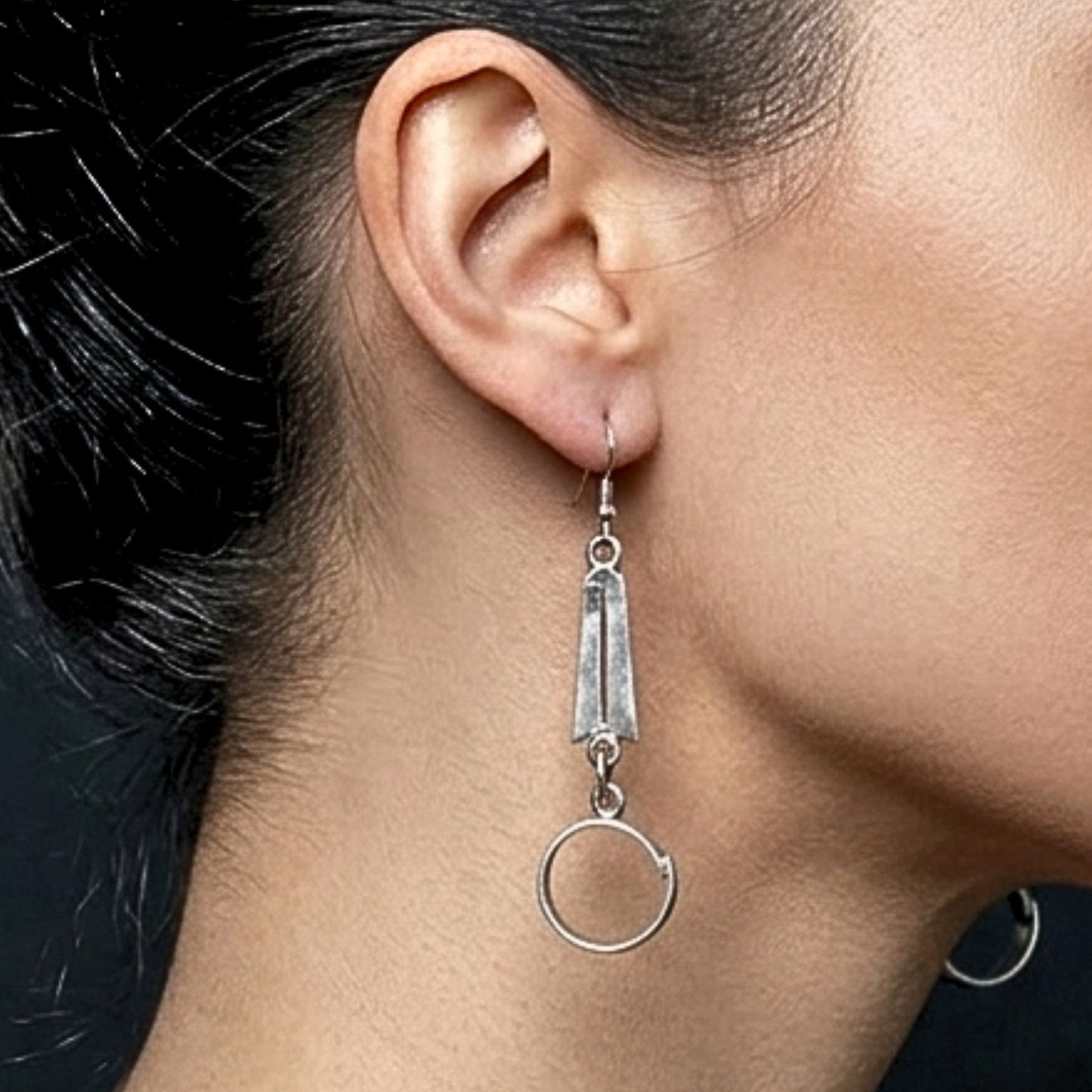 chica luciendo pendientes exclusivo joyeria osnor zamak