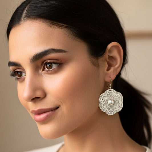 chica luciendo pendientes zamak plateado joyeria osnor zamak