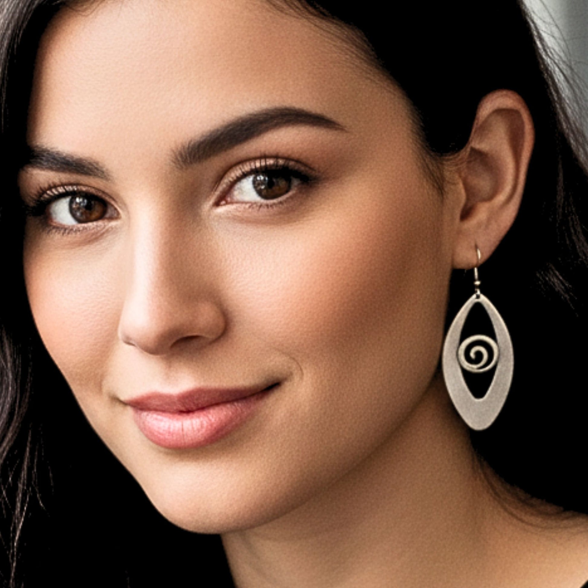 chica luciendo pendientes zamak plateado exclusivo joyeria osnor zamak
