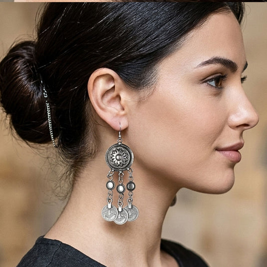 chica luciendo pendientes largos exclusivo joyeria osnor zamak
