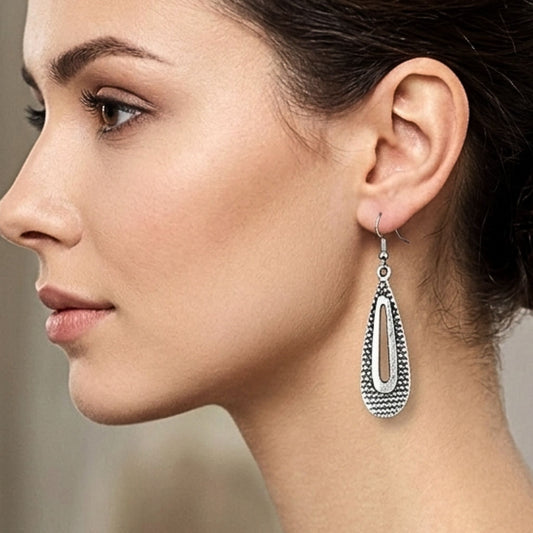 chica luciendo pendientes exclusivo joyeria osnor zamak