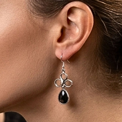 chica luciendo pendientes con circonita gota joyeria osnor zamak