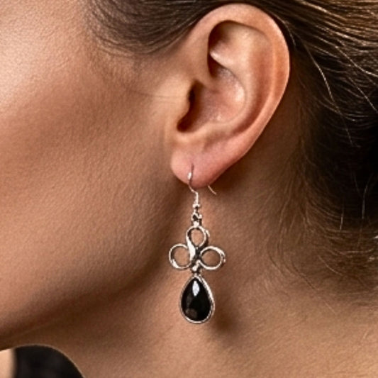 chica luciendo pendientes con circonita gota joyeria osnor zamak