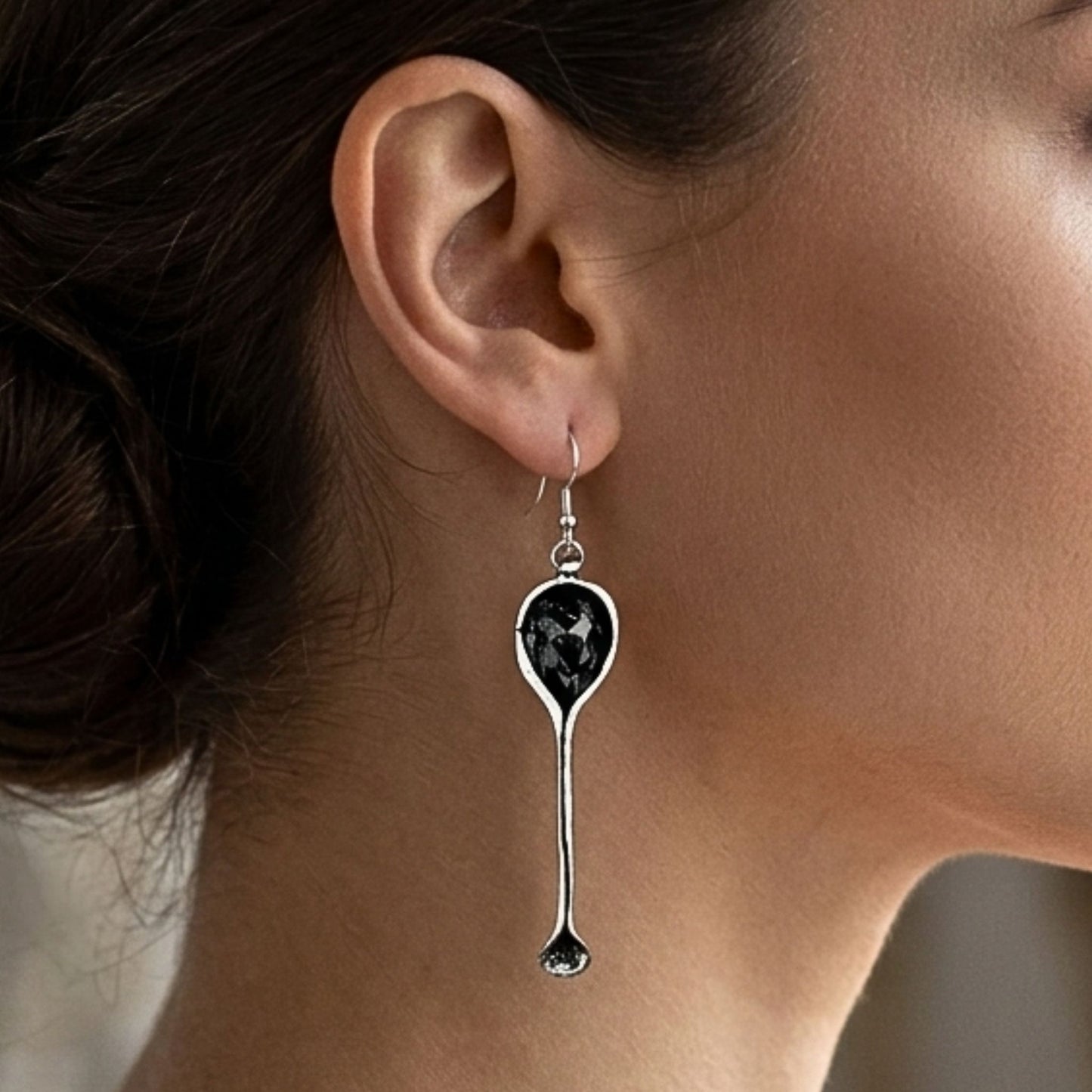 chica luciendo pendientes con circonita color forma gota joyeria osnor zamak