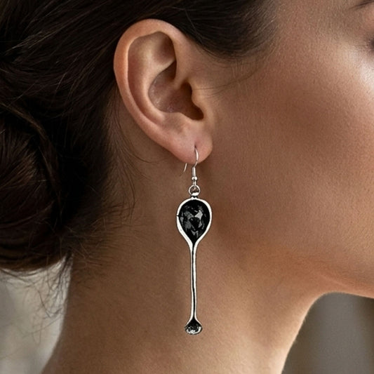 chica luciendo pendientes con circonita color forma gota joyeria osnor zamak