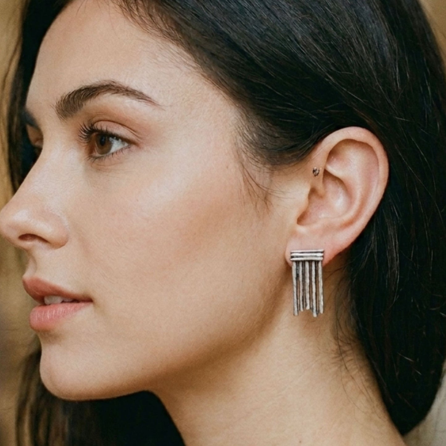chica luciendo pendientes cierre presion joyeria osnor zamak