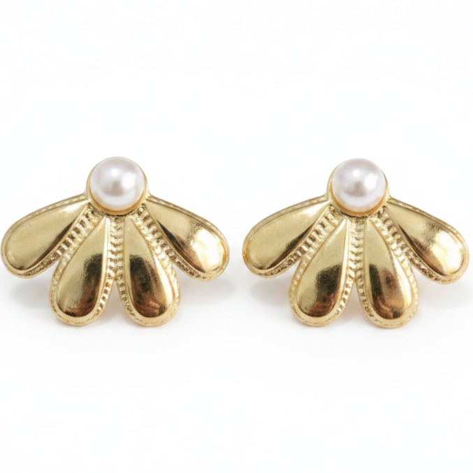 Pendientes abanico dorado con perla sobre fondo blanco