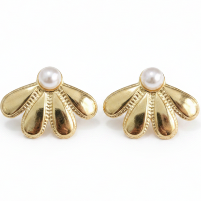 Pendientes abanico dorado con perla sobre fondo blanco