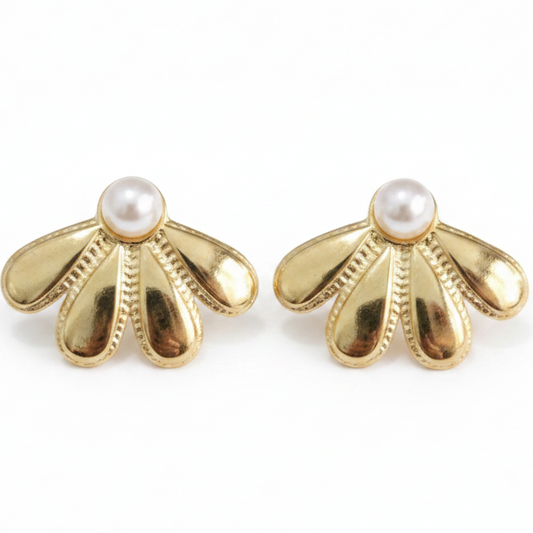 Pendientes abanico dorado con perla sobre fondo blanco