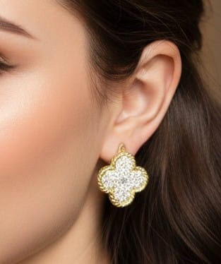 Chica luciendo Pendientes acero inoxidable dorado diseño mujer trébol 