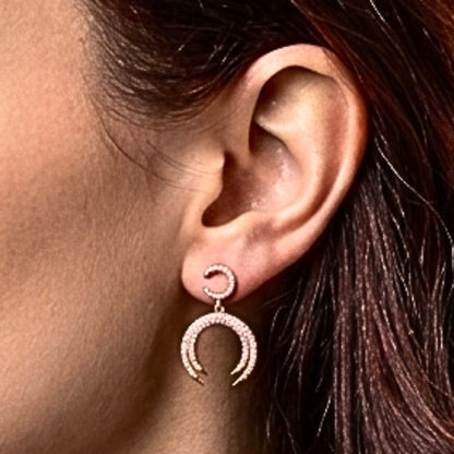 chica luciendo pendientes acero dorado luna diseño