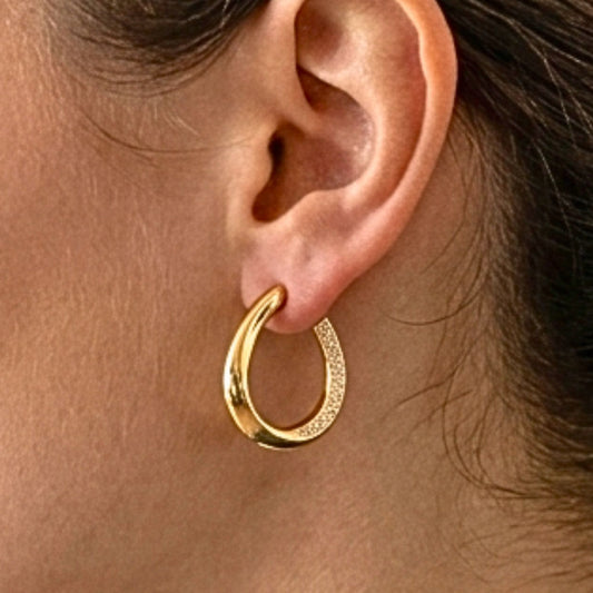Chica luciendo Pendientes de acero inoxidable dorado chapado oro 14ktes diseño joyería osnor 