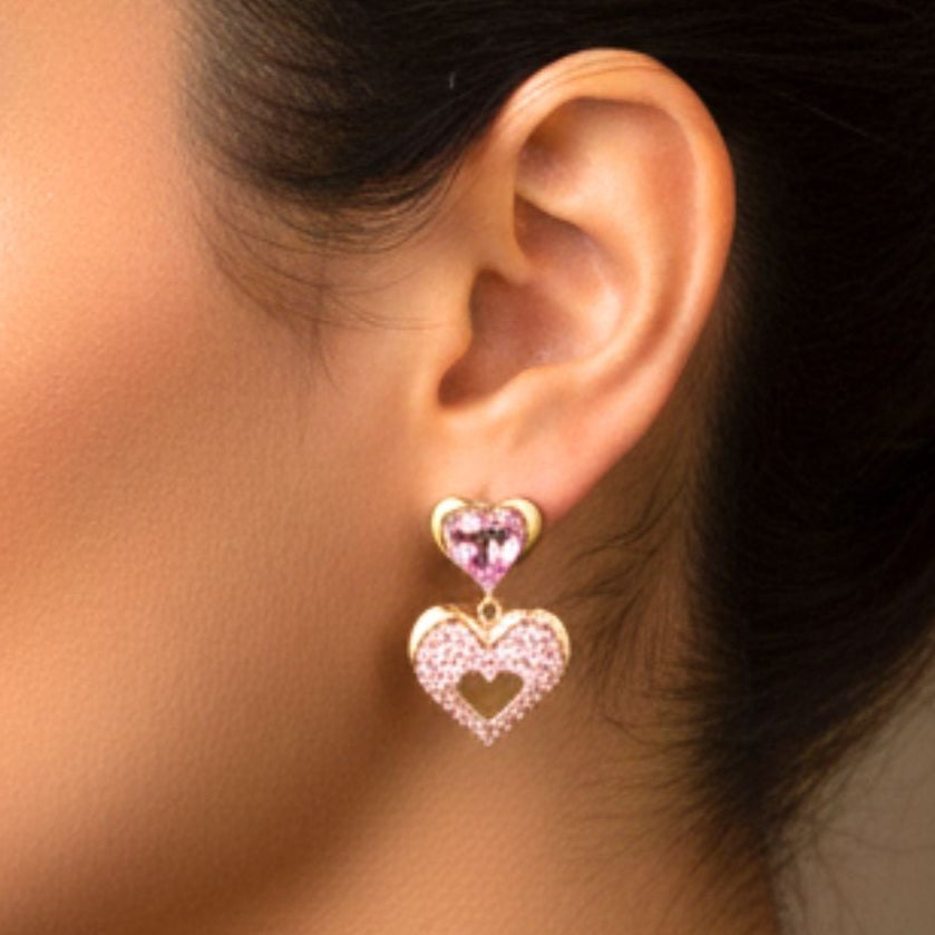 Chica luciendo Pendientes acero inoxidable dorado diseño mujer joyería osnor corazón circonitas 