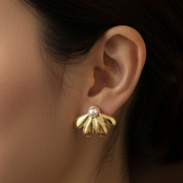 Chica luciendo Pendientes acero inoxidable dorado diseño mujer joyería osnor perla