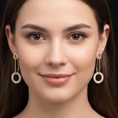 Chica luciendo Pendientes acero inoxidable dorado diseño mujer joyería osnor 
