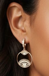 Chica luciendo Pendientes acero inoxidable dorado diseño mujer joyería osnor 