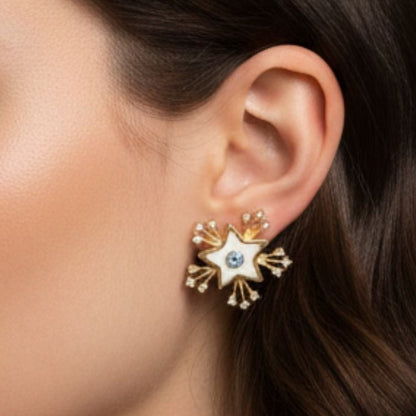 Chica luciendo Pendientes acero inoxidable dorado diseño mujer joyería osnor estrella 