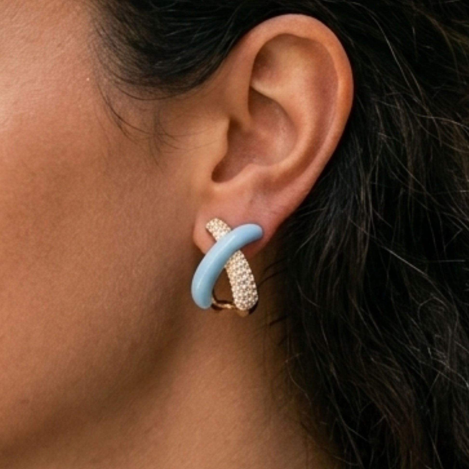 chicas luciendo pendientes aros acero chapado oro 14ktes.diseño joyeria osnor