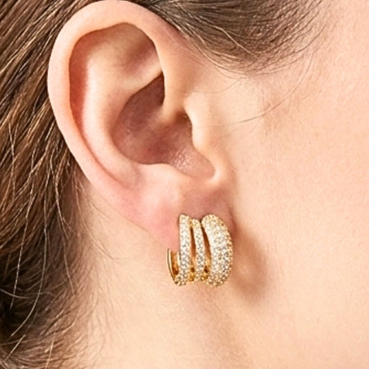 Chica luciendo Pendientes acero inoxidable dorado chapado oro 14ktes circonitas blancas engastadas diseño joyería osnor moda 