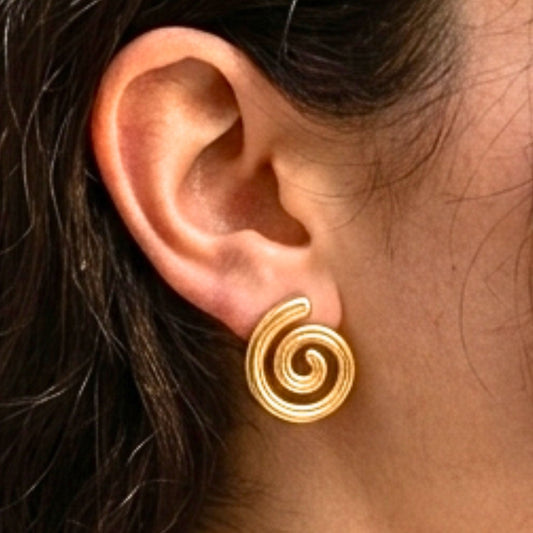 Chica luciendo Pendientes acero inoxidable dorado chapado oro 14ktes cierre presion diseño joyería osnor volumen 