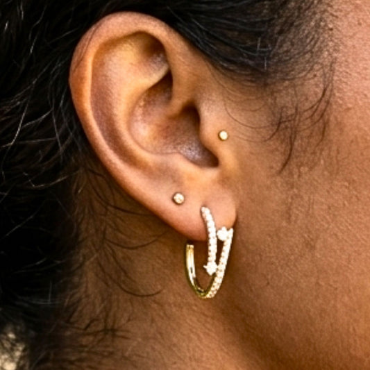 Chica luciendo Pendientes de acero inoxidable dorado chapado oro 14ktes diseño de joyería moda moderno elegante boda fiesta glamour lujo 