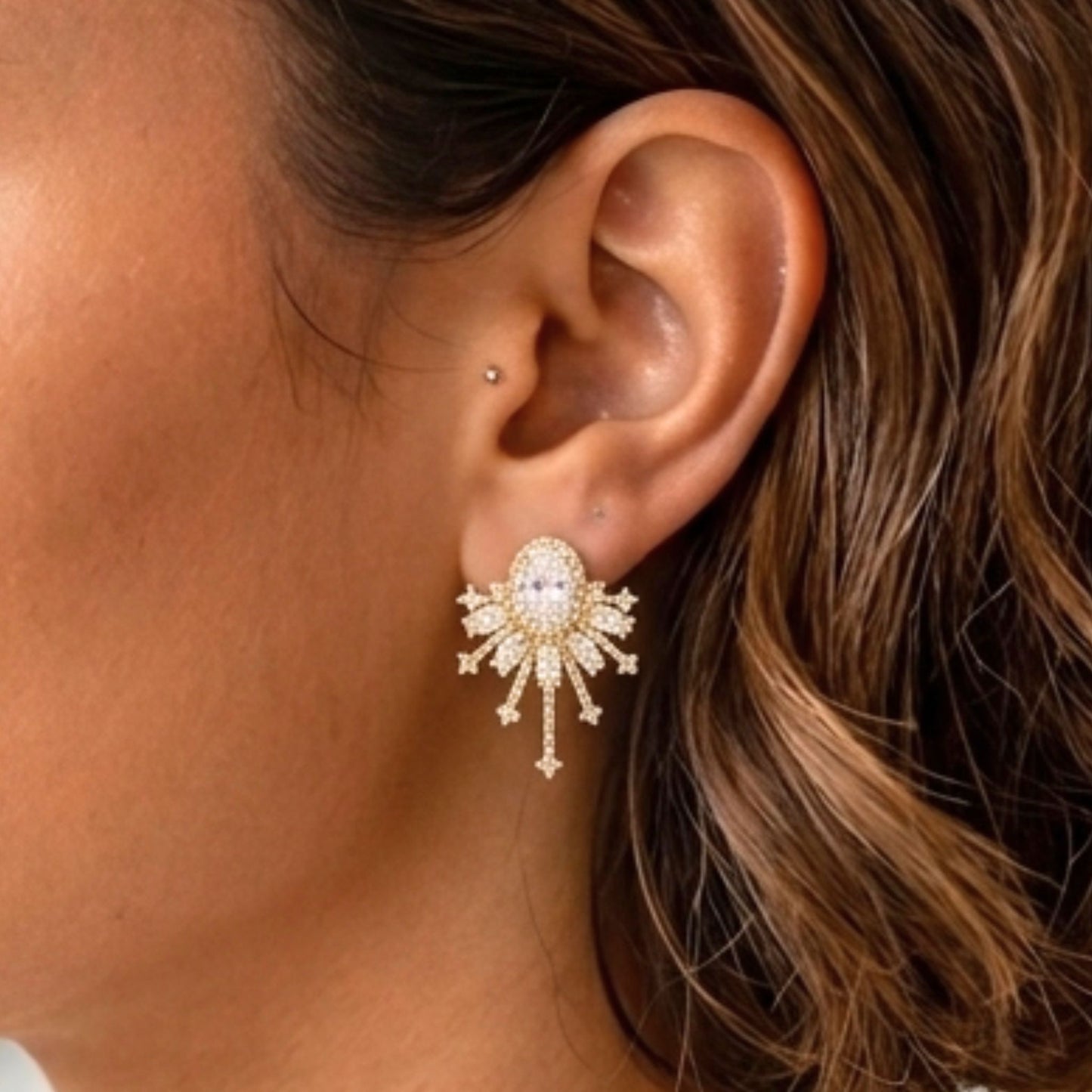 Chica luciendo Pendientes acero inoxidable dorado chapado oro 14ktes circonitas blancas engastadas diseño joyería osnor moda moderno elegante boda fiesta glamour lujo 