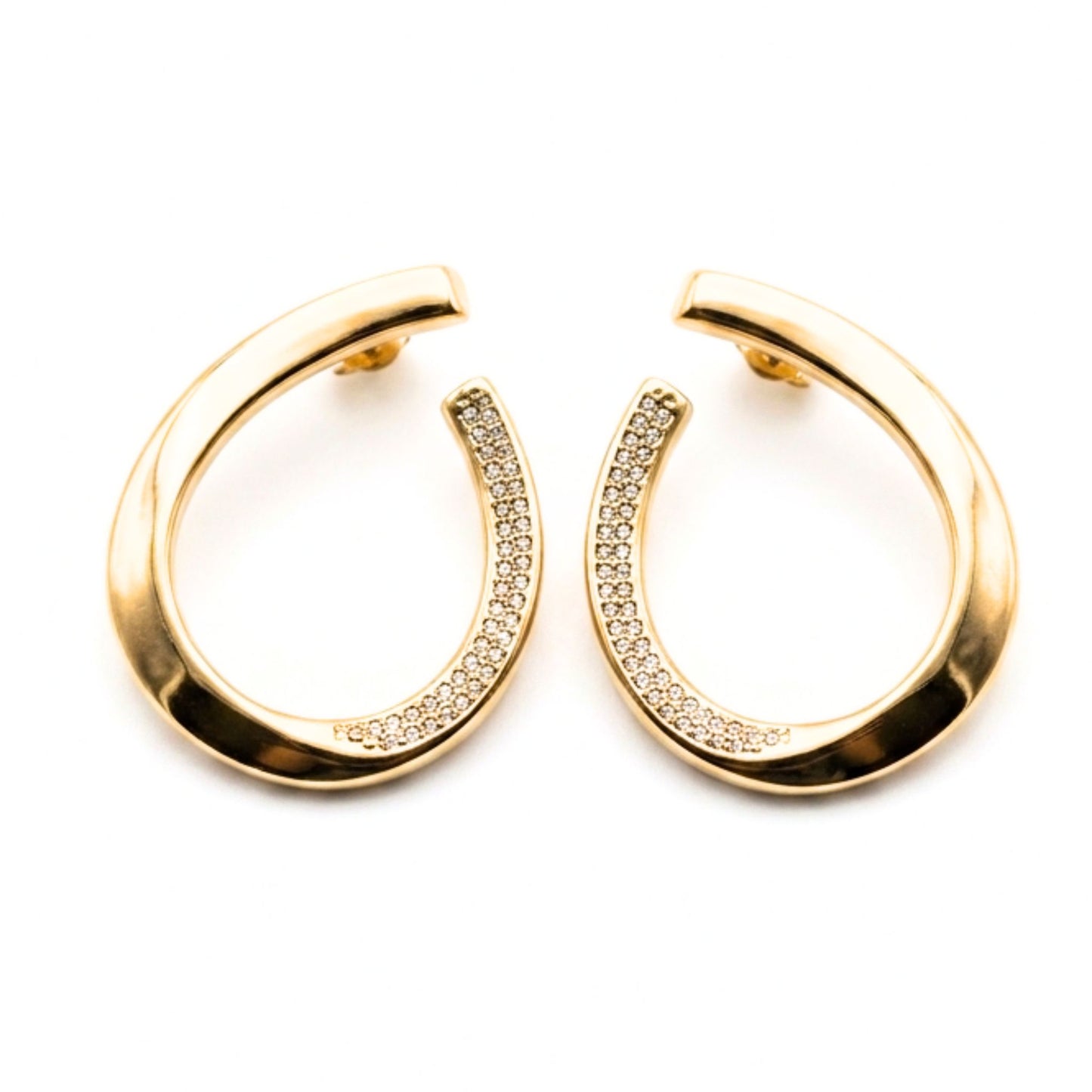Pendientes Acero inoxidable dorado chapado oro 14ktes y Circonitas blancas engastadas diseño joyería osnor moda 
