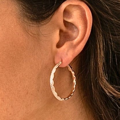 Chica luciendo Pendientes acero inoxidable rosa mujer diseño joyería osnor moda 