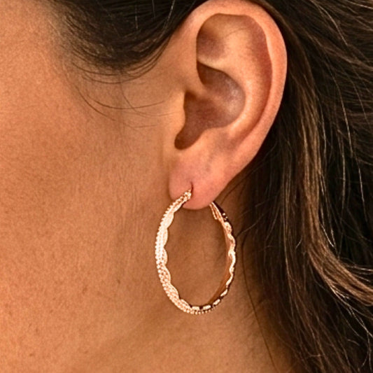 Chica luciendo Pendientes acero inoxidable rosa mujer diseño joyería osnor moda 