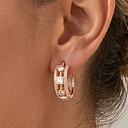 Chica luciendo Pendientes aros argollas acero inoxidable rosa mujer diseño joyería osnor 