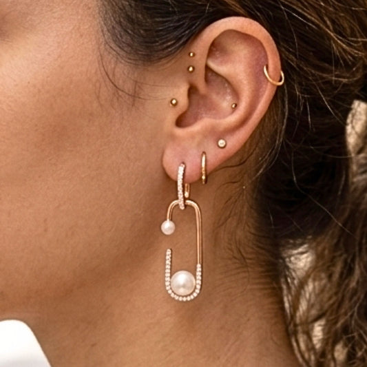Chica luciendo Pendientes acero inoxidable rosa mujer diseño joyería moda moderno elegante boda fiesta fashion glamour lujo elegante diario osnor 