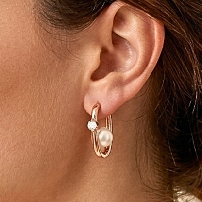 Chica luciendo Pendientes aros argollas acero inoxidable rosa mujer diseño joyería osnor moda 