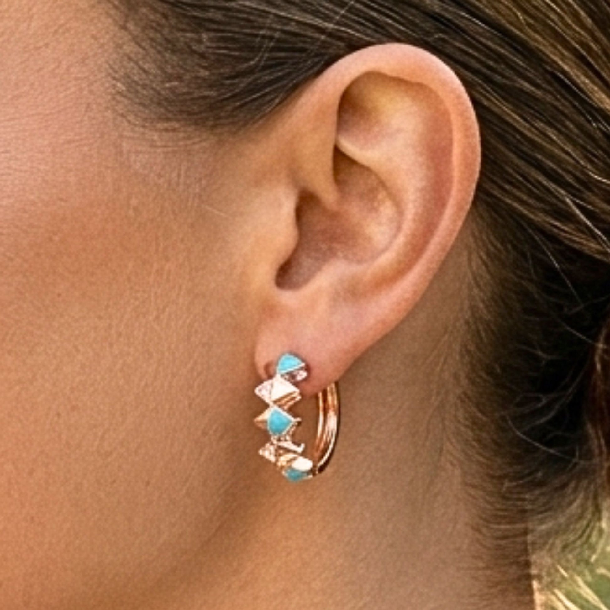 Chica luciendo Pendientes de acero inoxidable oro rosa 