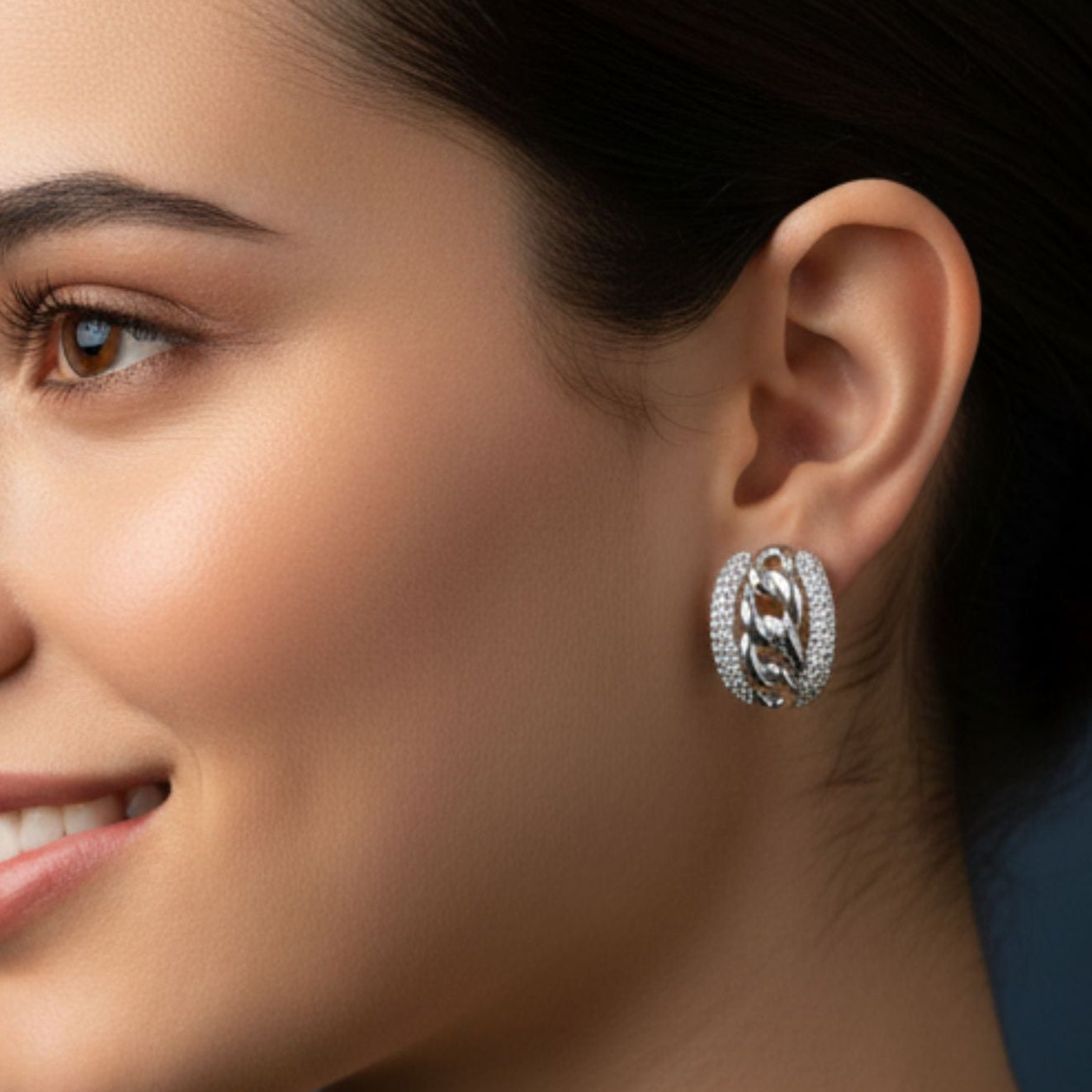 Chica luciendo Pendientes acero inoxidable plateado diseño mujer joyería osnor 