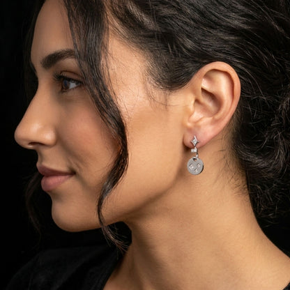 Chica luciendo Pendientes acero inoxidable plateado diseño largo mujer joyería osnor 