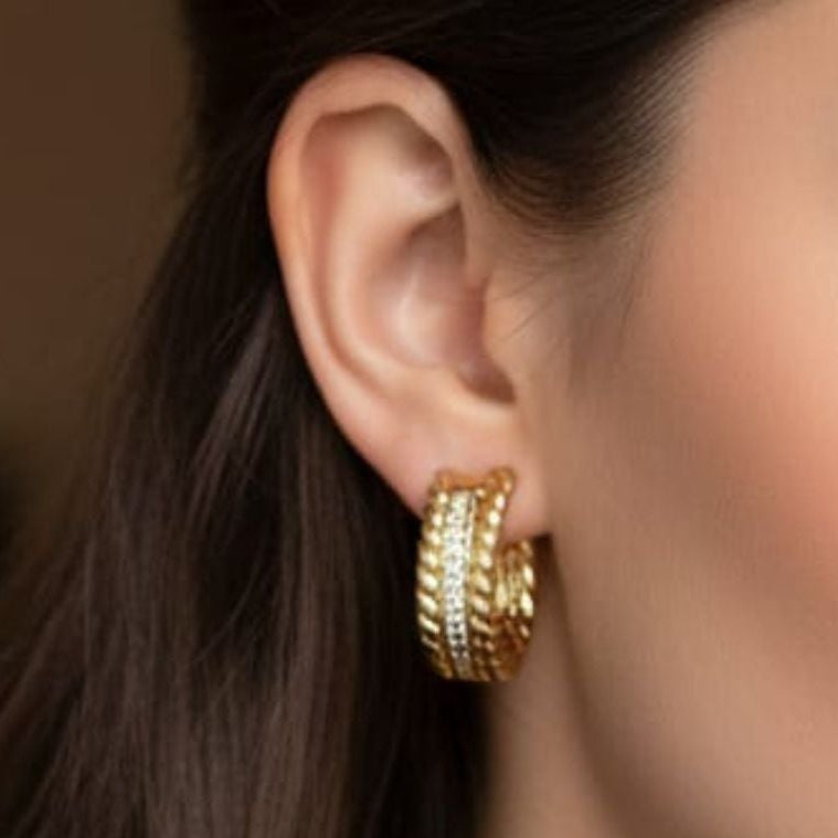 Chica luciendo Pendientes aros argollas acero inoxidable dorado diseño mujer 