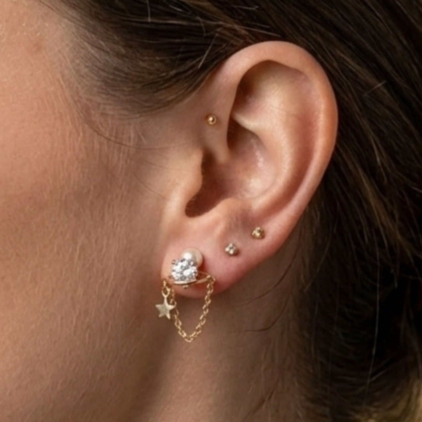 Chica luciendo Pendientes acero inoxidable dorado diseño mujer 