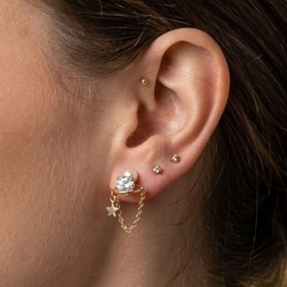 Chica luciendo Pendientes acero inoxidable dorado diseño mujer 