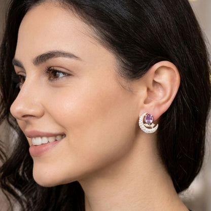 Chica luciendo Pendientes acero inoxidable dorado mujer diseño 