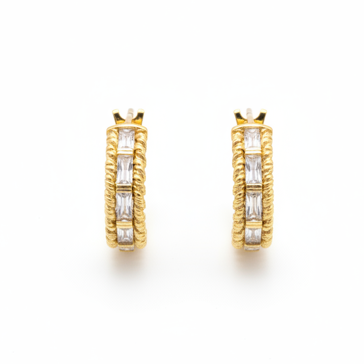 Pendientes aro dorado fondo blanco
