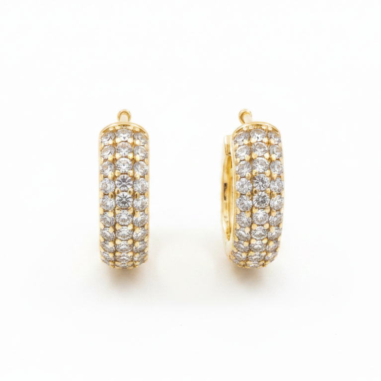 Pendientes aro dorado pavé fondo blanco