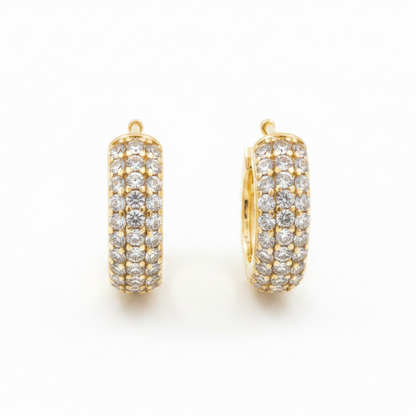 Pendientes aro dorado pavé fondo blanco