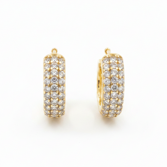 Pendientes aro dorado pavé fondo blanco