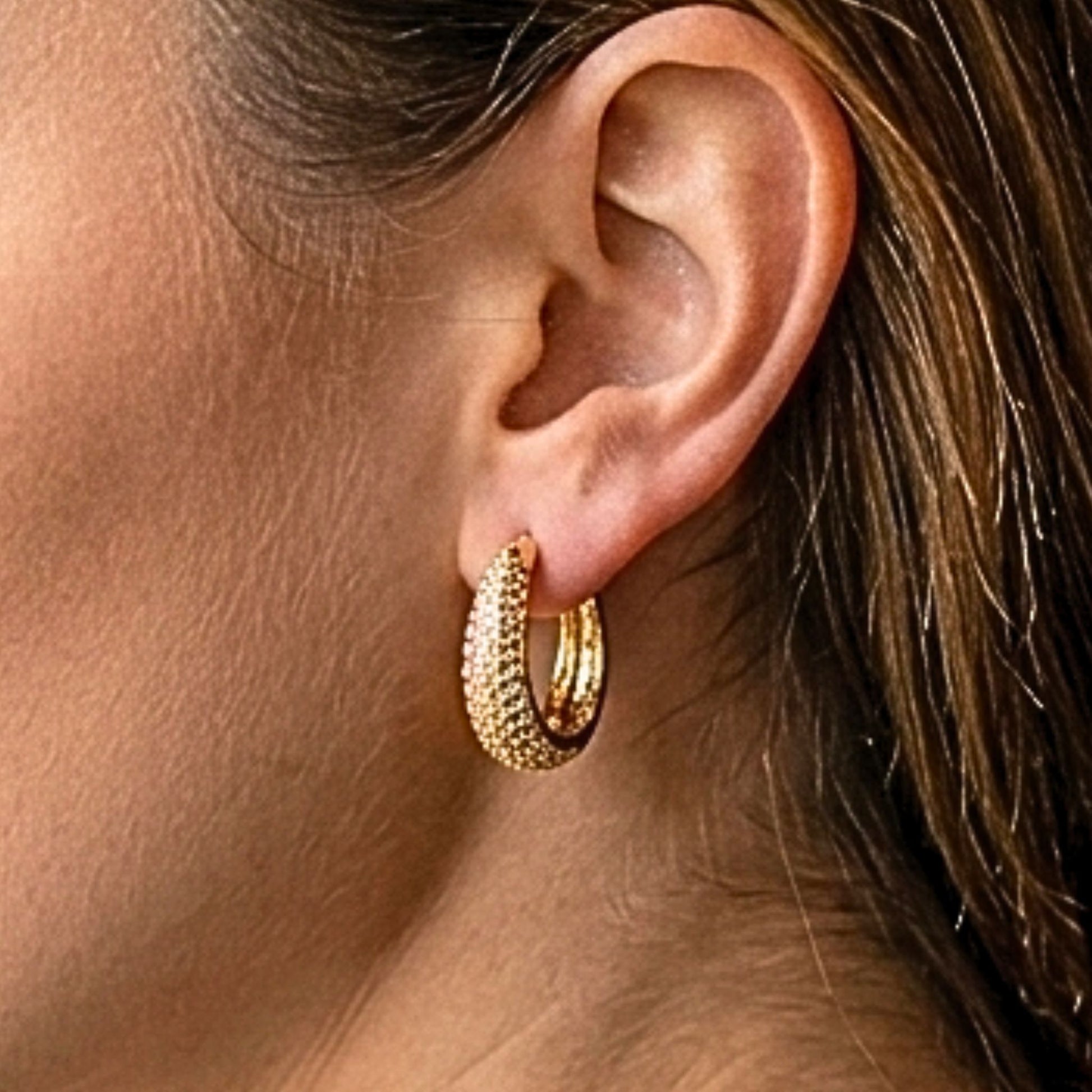 mujer luciendo aros chapados oro dorado 14 ktes diseño joyeria osnor