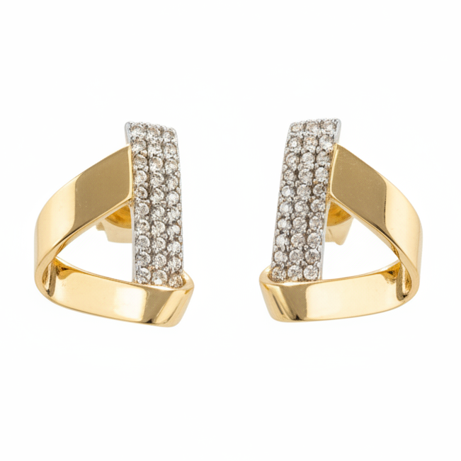 Pendientes dorados con pavé sobre fondo blanco