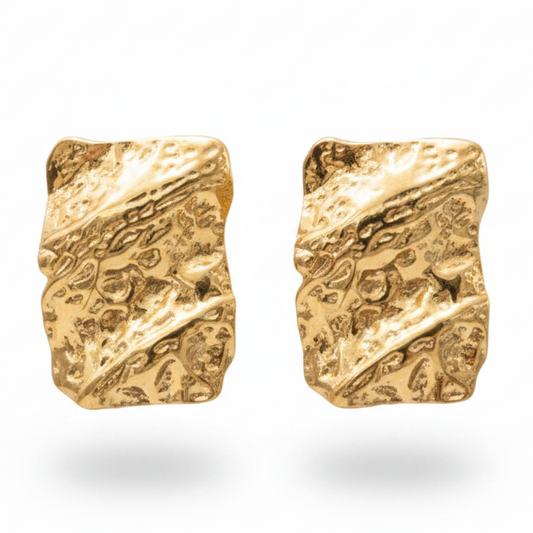 Pendientes dorados fondo blanco