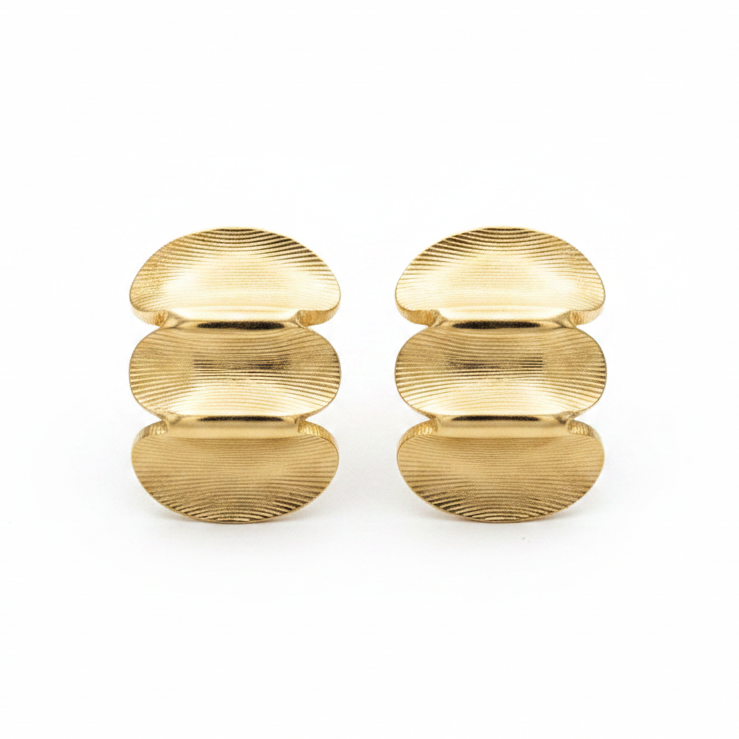 Pendientes dorados fondo blanco